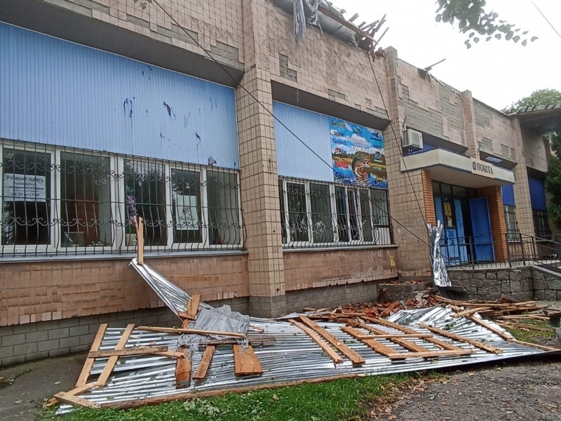 Негода наробила лиха на Київщині: позривала дахи, порвала лінії електропередач, поламала дерева (ФОТО)