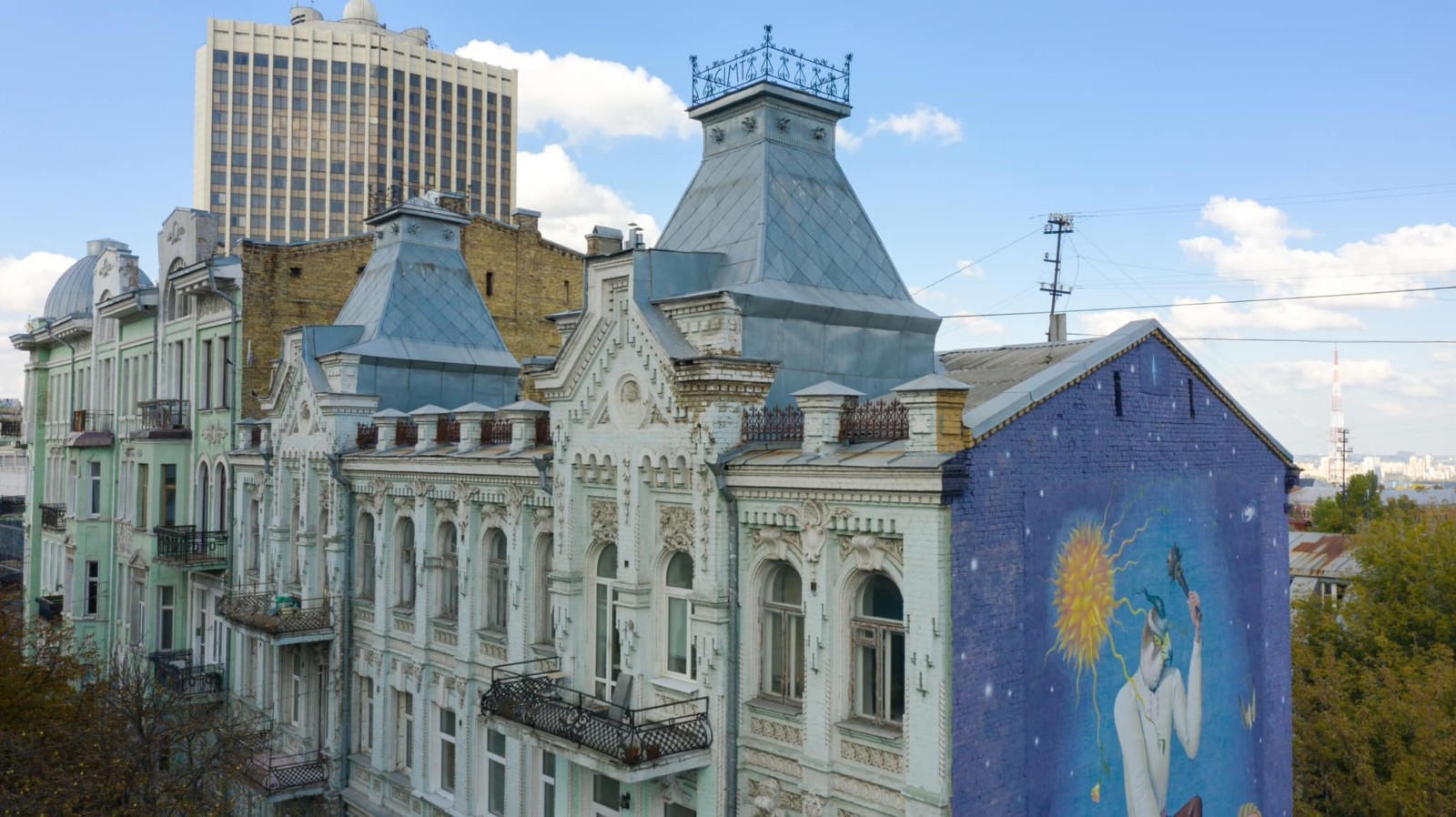 Для музею Miniland.UA відтворили мінікопію історичного будинку Києва з патріотичним муралом