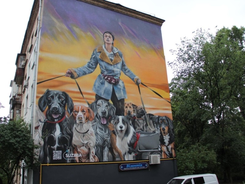 Мурал у Києві присвятили зоозахисниці з Ірпеня, яка вивела з міста десятки тварин