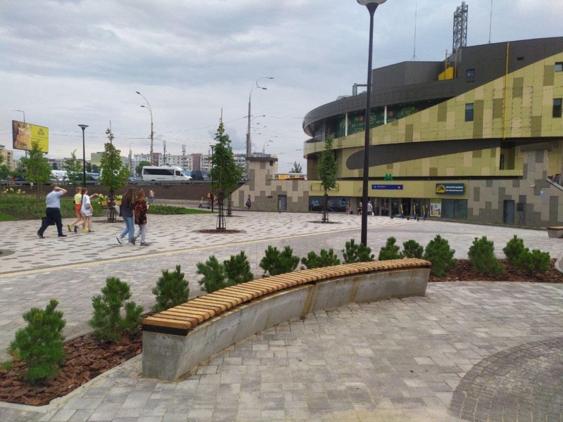 Сквери замість МАФів: як виглядає нова зона відпочинку біля станції “Героїв Дніпра”