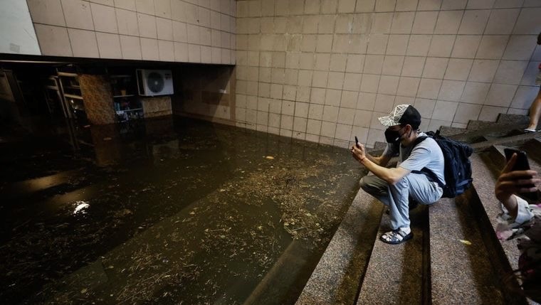 Київ затоплює під час злив, адже воєнний стан заважає “Київавтодору” розширити каналізацію та чистити річки