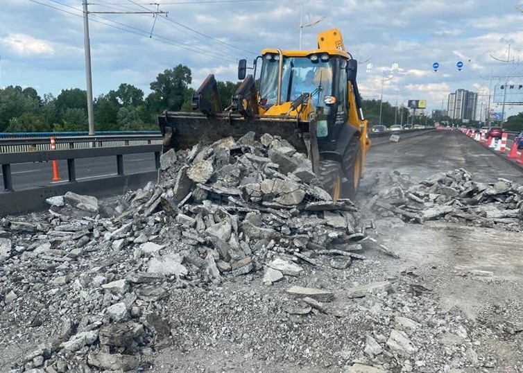 На мосту через річку Десенка триває масштабний ремонт