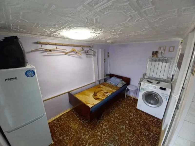 У Києві здають найменшу квартиру з вікном над унітазом та пралкою біля ліжка