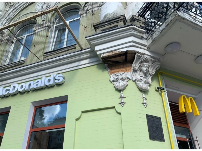 З будинку в центрі Києва зникла одна з двох людських голів-маскарон