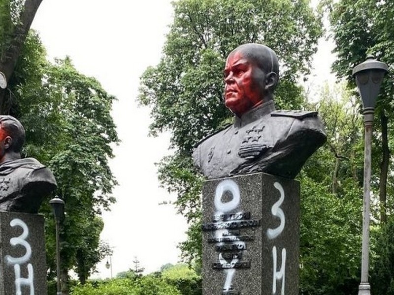 У Києві літній чоловік намагався відмити бюсти радянських партизанів, які розмалювали невідомі