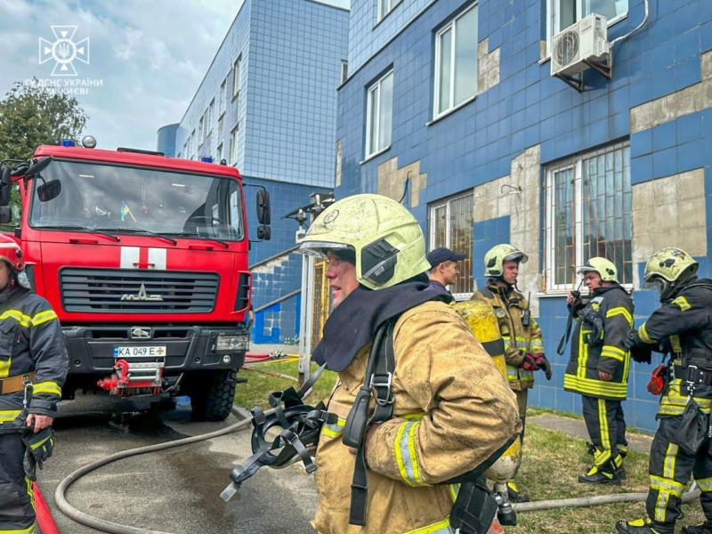 У Києві на Подолі горів медичний заклад: 60 людей було евакуйовано