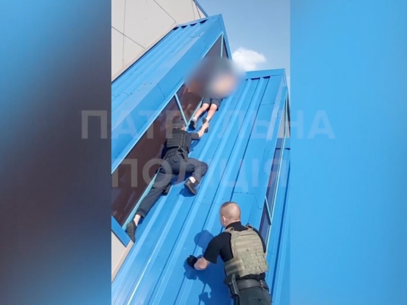 У Києві 20-річний чоловік фотографував краєвид та застряг на даху