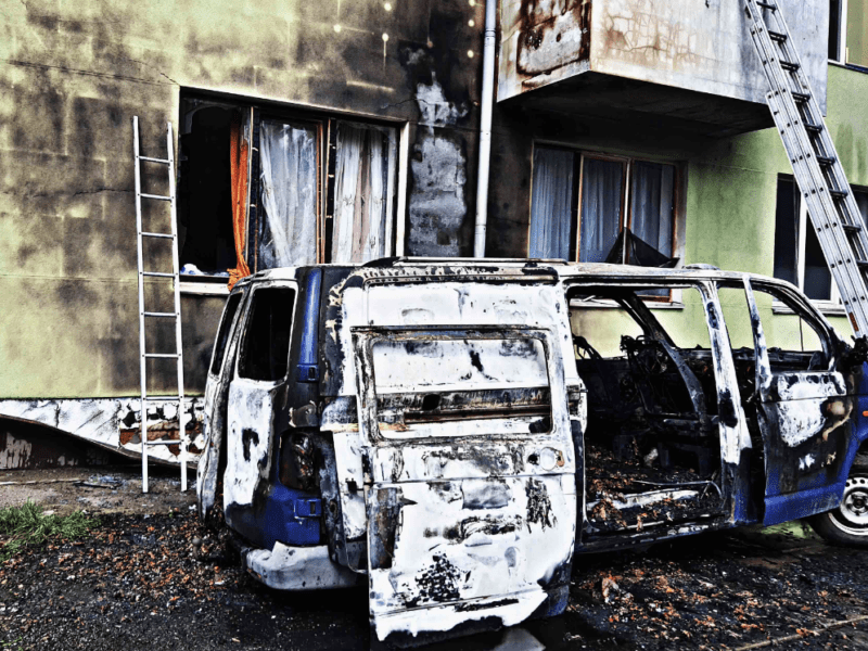 У Броварах від палаючої автівки загорілась багатоповерхівка (фото)