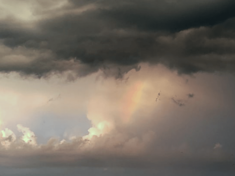 «Райдужна хмара»: під час прози кияни спостерігали у небі незвичне явище