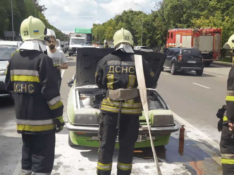 У Борисполі під час руху спалахнула автівка (фото)