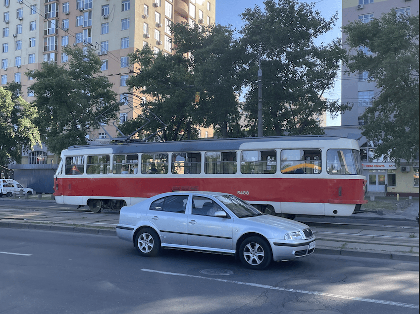 Плануйте час: на лівому березі Києва затримується низка трамваїв