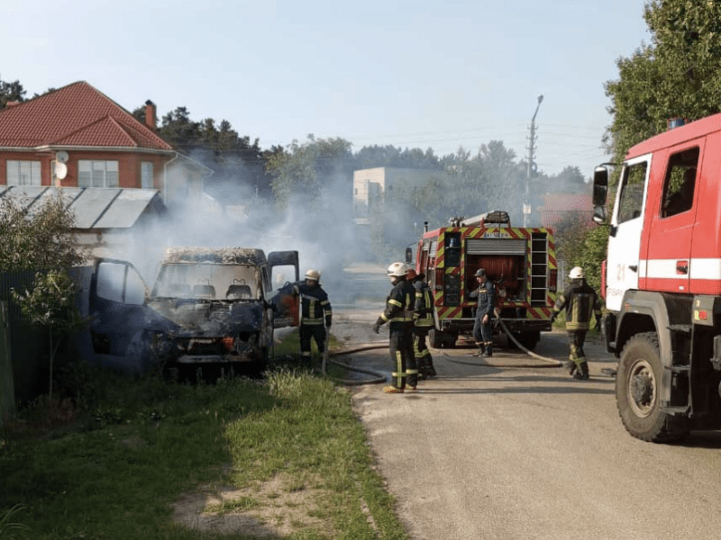 Мікроавтобус спалахнув у Броварах