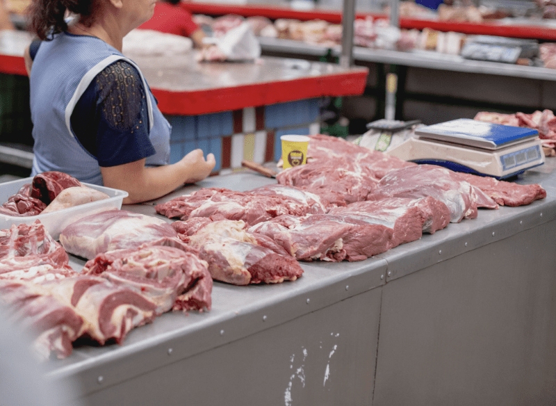 Брудне м’ясо та гризуни у павільйоні: чисельні порушення виявили на Дарницькому ринку