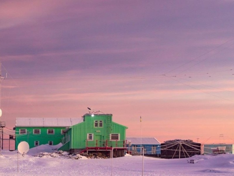 Зимові світанки на станції “Академік Вернадський”: вражаючі фото