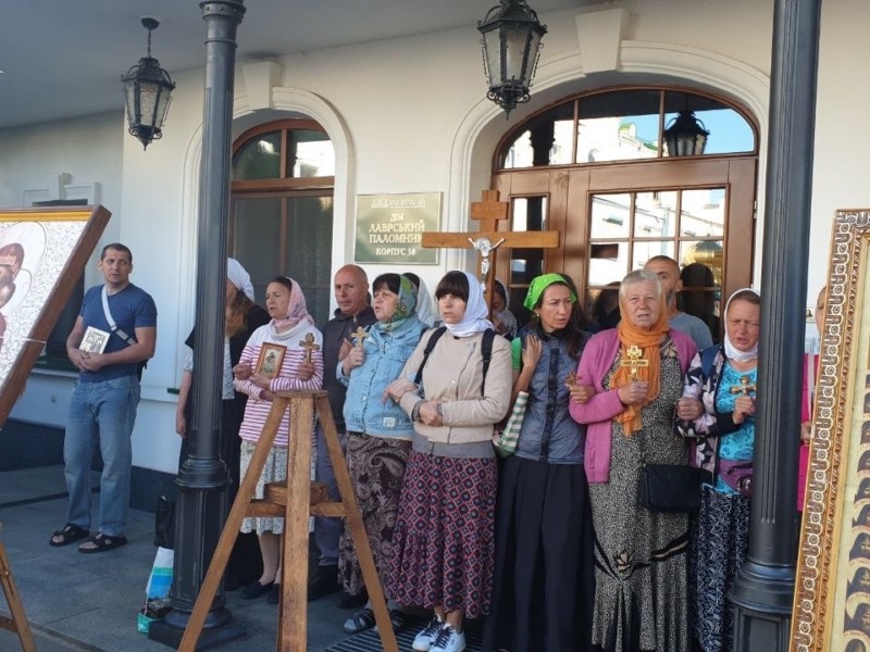 У Лаврі опломбували новобуд – торгівельний павільйон, попи УПЦ МП заявили про “злам” й “штурм”