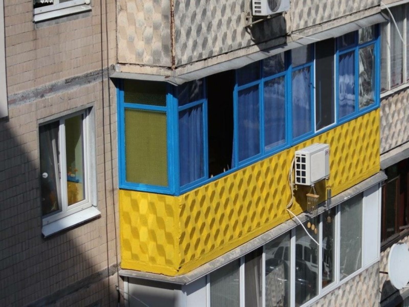 Киянин розмалював свій балкон у кольори державного прапора (фото)
