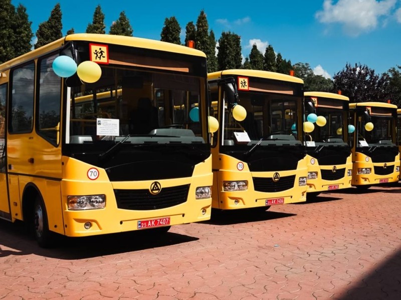 Перша партія: 10 громад Київщини отримали шкільні автобуси