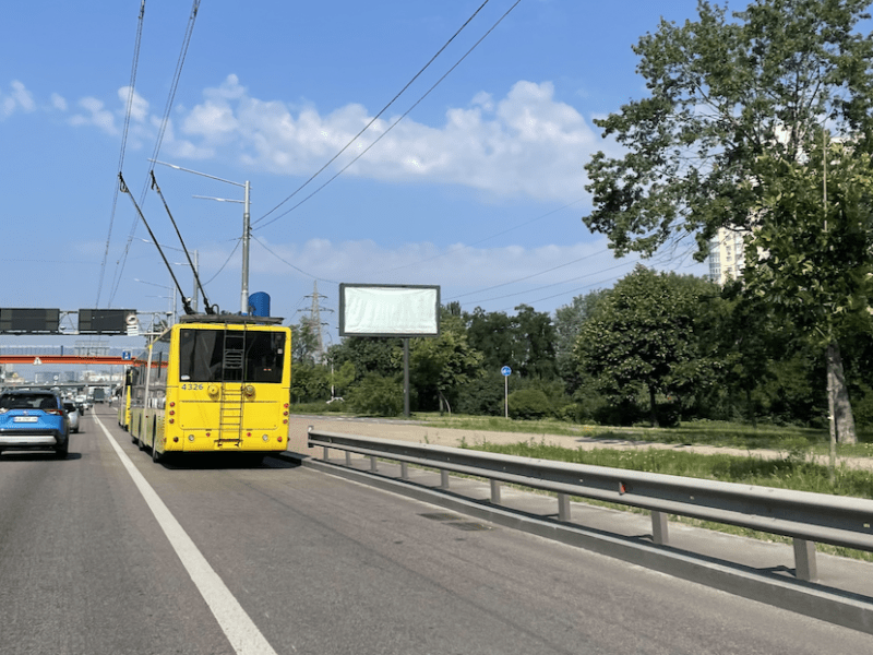 Через ДТП у Києві затримується рух низки тролейбусів