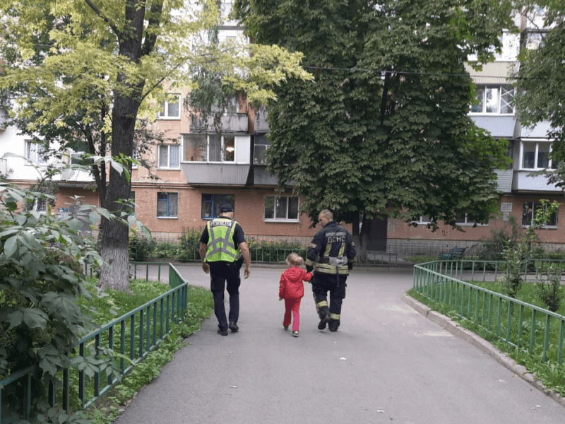 У Борисполі врятували дівчинку, яка збиралась спуститись з другого поверху по канату