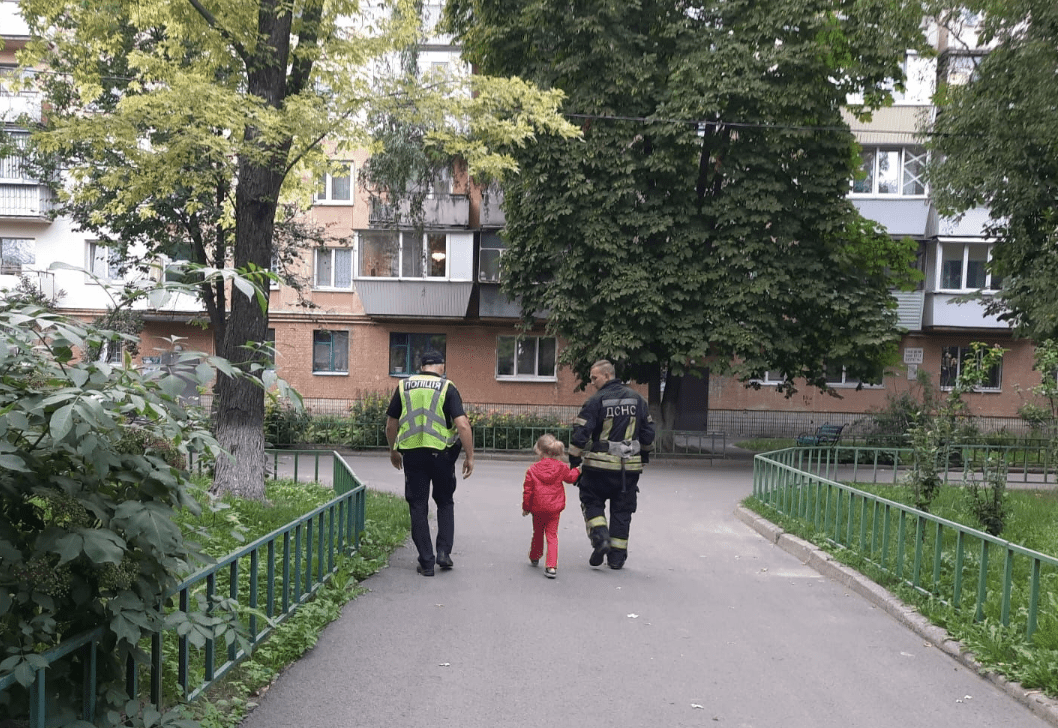 У Борисполі врятували дівчинку, яка збиралась спуститись з другого поверху по канату