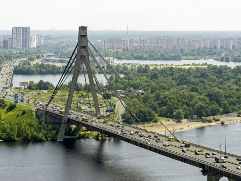 На мосту через річку Десенка перекриють тротуар для пішоходів