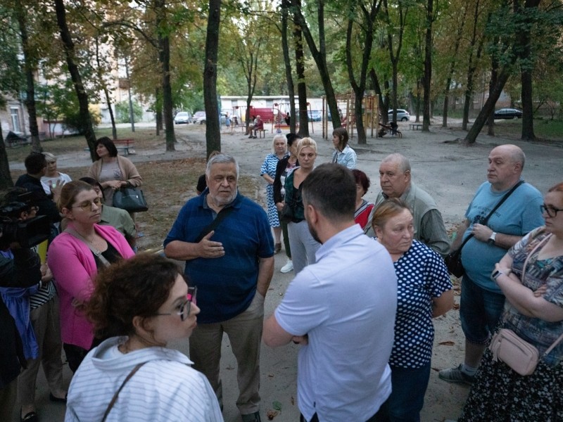 Антисанітарія, шум і тиснява: кияни просять демонтувати МАФи на Сирці