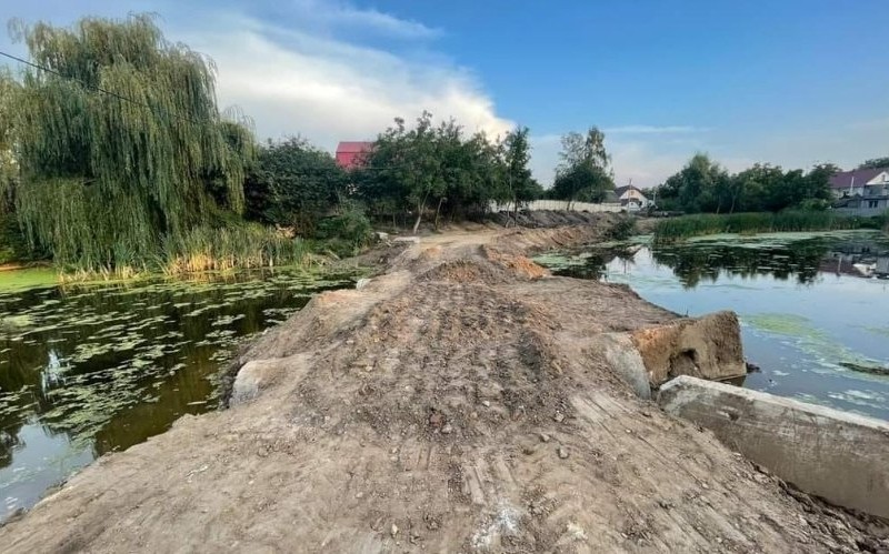На Київщині посеред озера насипали дорогу, щоб скоротити шлях до укриття