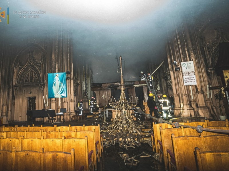 Задля картинки мокру підлогу прикрили плитами і залишили, щоб цвів грибок – понівечений пожежею костел Святого Миколая понад 2 роки без реставрації