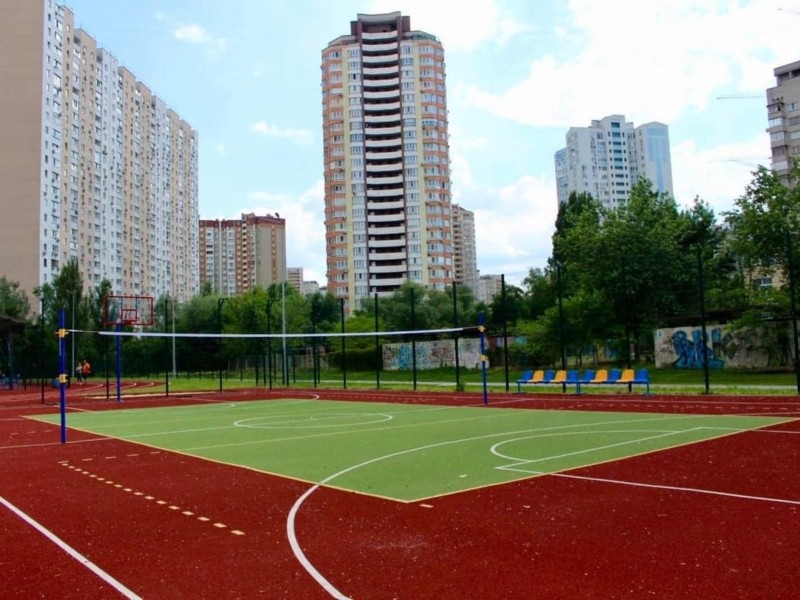 У Дарницькому районі завершили реконструкцію шкільного стадіону-довгобуду