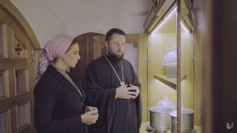 У Лаврі досі мешкає духівник родини Медведчука, який давав Марченко цілувати череп ченця – ЗМІ