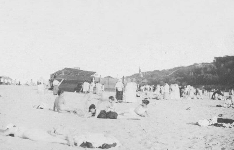 Штанці до колін і жодної засмаги: як киянки відпочивали на пляжах сто років тому