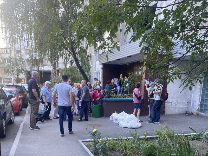 Операція “гречка”: “Слуги народу” почали роздавати пайки у Києві