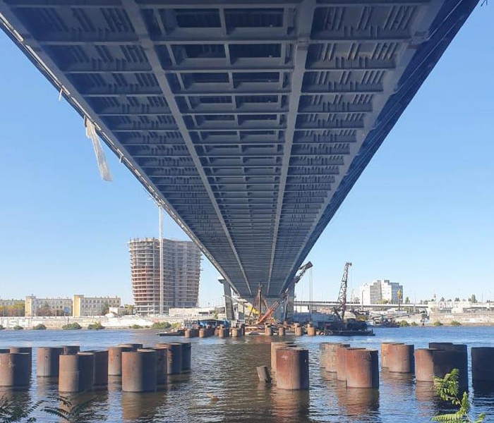 Генпідрядника будівництва Подільського мосту змушують повернути місту 24 млн грн