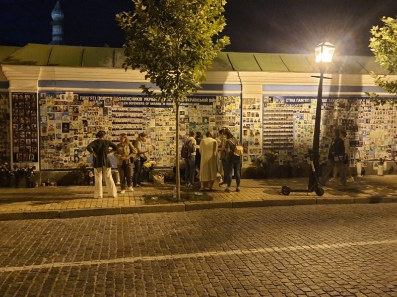 Військовий зірвав фото загиблих Героїв на стіні Михайлівського: у поліції прокоментували