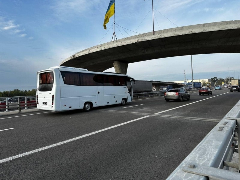 У Стоянці відкрили рух транспорту відновленим мостом через річку Ірпінь