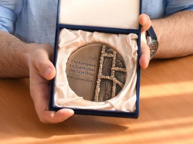 Київський археолог, що рятував історичну спадщину в перші дні повномасштабної війни, отримав нагороду від колег з ЄС