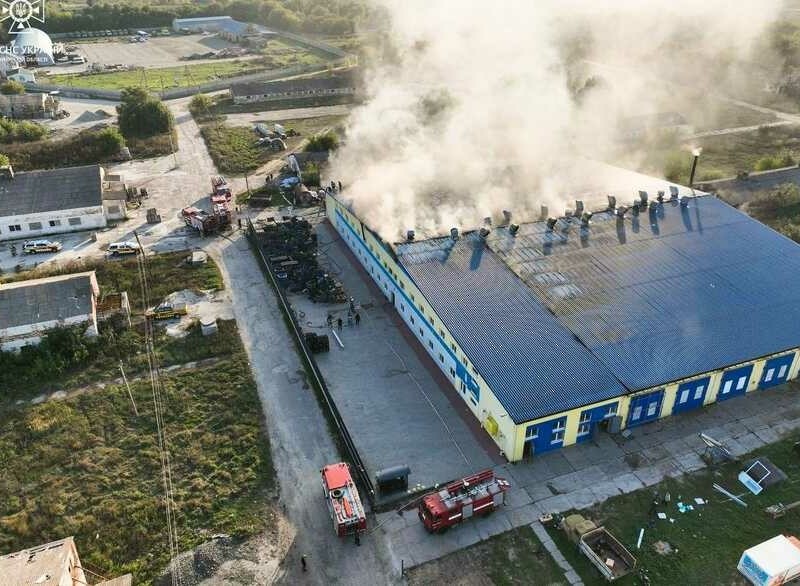 У Київській області спалахнула масштабна пожежа на підприємстві по вирощуванню грибів