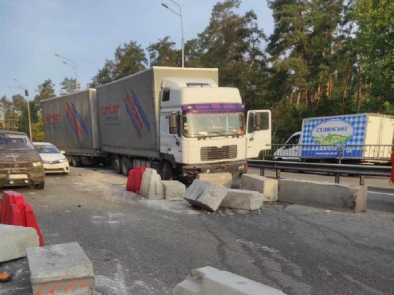 На в’їзді до Києва з боку Житомира вантажівка протаранила блокпост