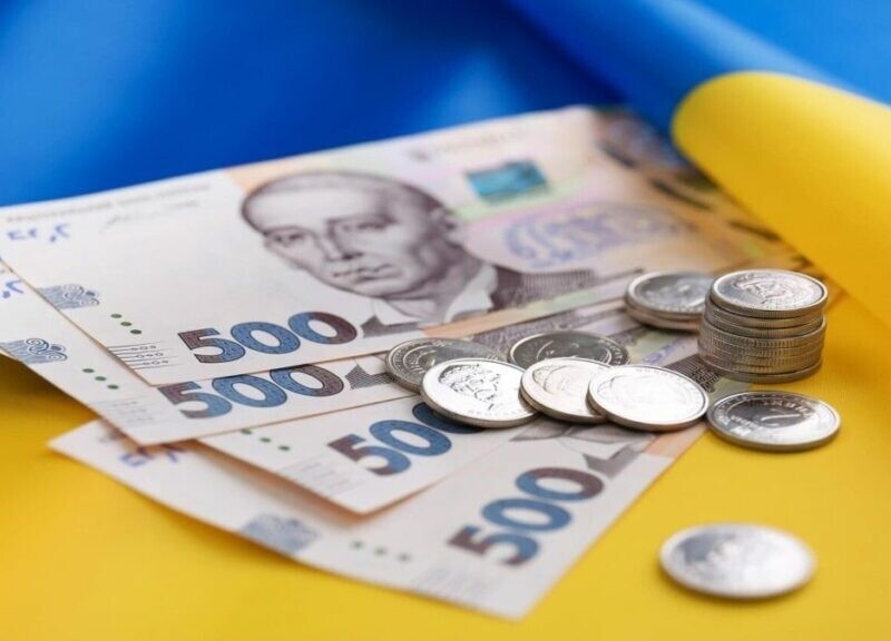 На тлі інфляції: уряд закладає в бюджеті 2024 мінімальну зарплату 8000 грн