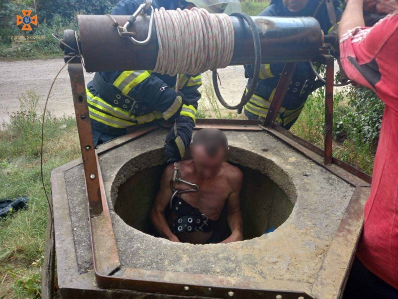 Впав у колодязь глибиною понад 18 метрів: на Київщині врятували чоловіка