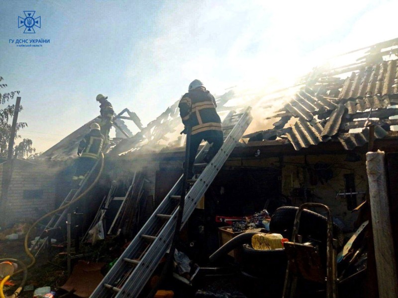 На Київщині жінка палила траву – спалила сусідський гараж та авто