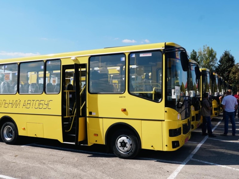 Ще 10 шкільних автобусів відправились у громади Київщини