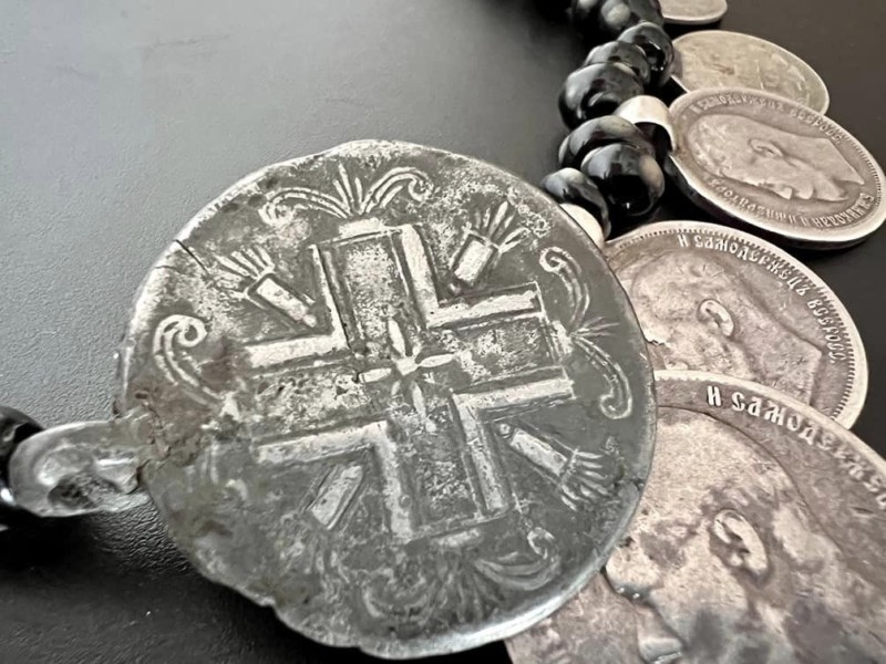 Київські митники вилучили з посилки старовинне українське намисто-пацьорки зі срібними дукачами