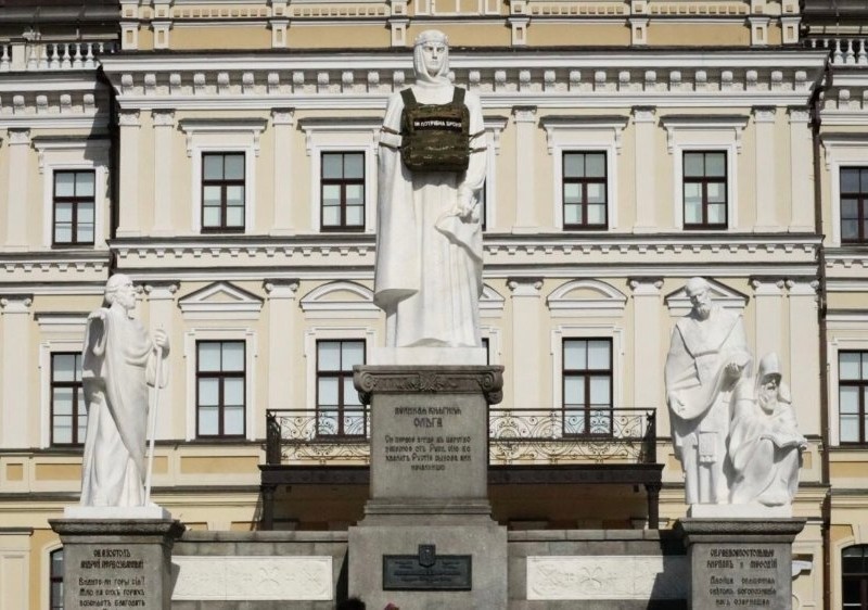 Пам’ятник княгині Ользі у центрі Києва одягли у бронежилет – подробиці