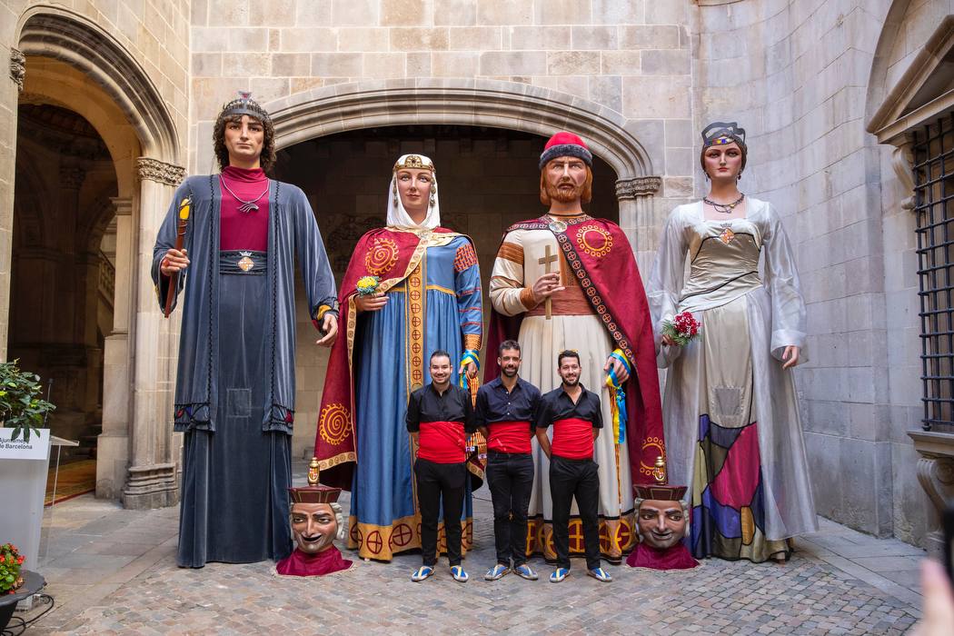 Велетенські фігури княгині Ольги та князя Володимира відкриють головне свято Барселони