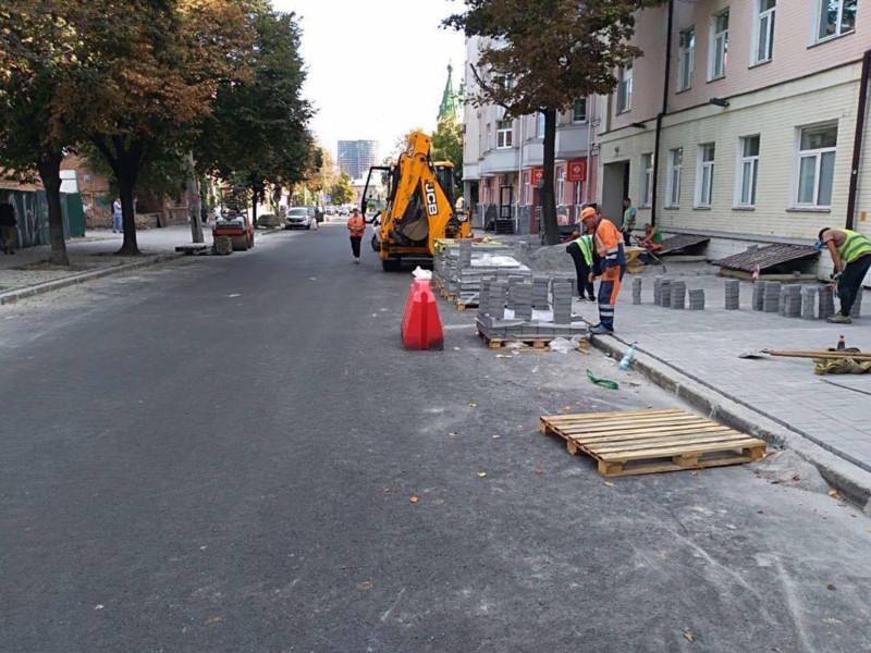 Ремонт на вулиці Сковороди: на тротуарах замінюють ФЕМ та деформований асфальт на вдосконалену безфаскову плитку