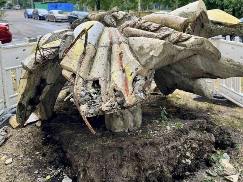 Біля дитячої поліклініки на Троєщині знищили скульптуру “Дюймовочка”