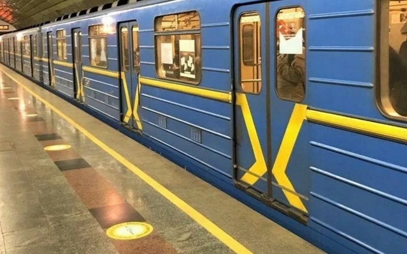 Падіння пасажира на колії спричинило затримку руху поїздів у підземці
