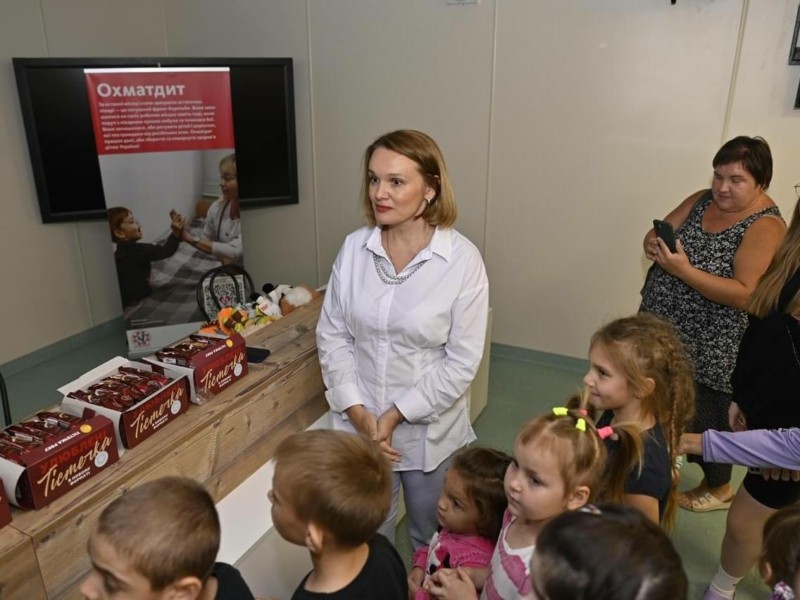 Юним пацієнтам лікарні «Охматдит» презентували збірку дитячих казок