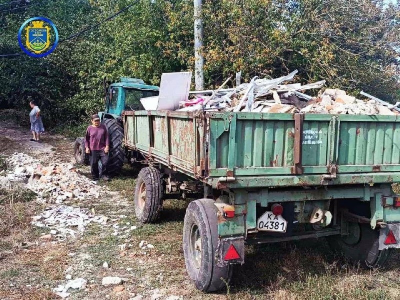 Відновлення зі шкодою для довкілля – в Гостомелі помітили гори будівельного сміття на природі